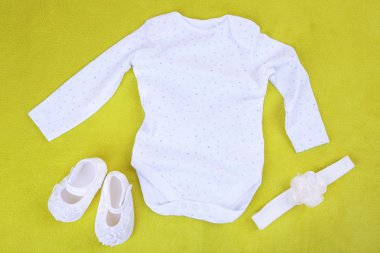 renkli arka plan üzerinde kız bebek için giyim