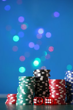 parlak arka plan üzerinde Poker fişleri