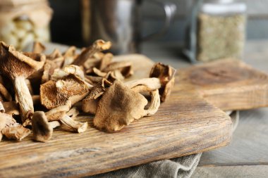 Kesme tahtası, closeup üzerinde kurutulmuş mantar