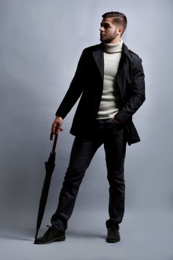 gri arka plan üzerinde şemsiye ile zarif adam