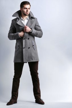 ceket gri arka plan üzerinde genç adam