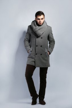 ceket gri arka plan üzerinde genç adam