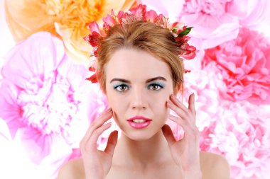 Saç parlak pembe bir arka plan üzerinde çiçekler olan kadın portresi