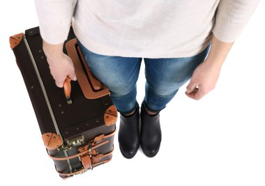 Bavullu kadın beyazı soyutladı.