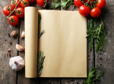 taze otlar, domates ve baharat ahşap arka plan üzerinde tarif kitabı açın