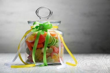 kavanoz masada ahşap arka plan üzerinde renkli şekerler