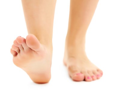 Beyaz arka plan üzerinde izole güzel kadın bacakları