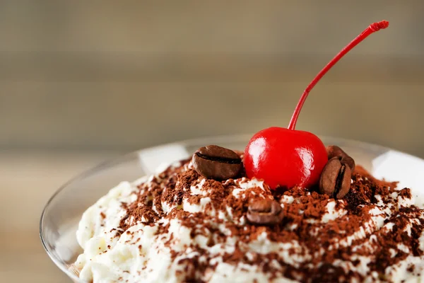 Läckra tiramisu efterrätt i glas, närbild, på trä bakgrund — Stockfoto