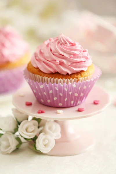 Délicieux cupcakes sur table close-up — Photo