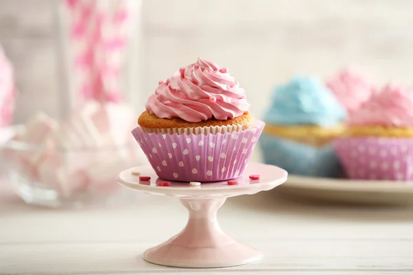 Leckere Cupcakes auf dem Tisch auf hellem Hintergrund — Stockfoto