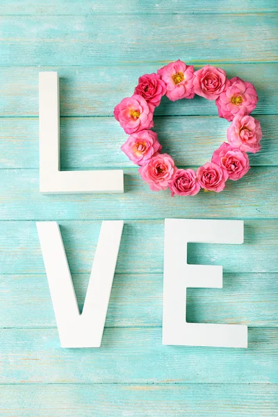 Renk ahşap plakalar arka plan üzerinde kelime aşk ile güzel güller