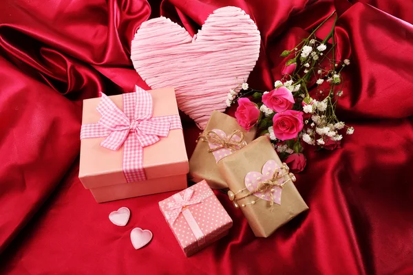 Handgemachtes Geschenk am Valentinstag, Nahaufnahme — Stockfoto