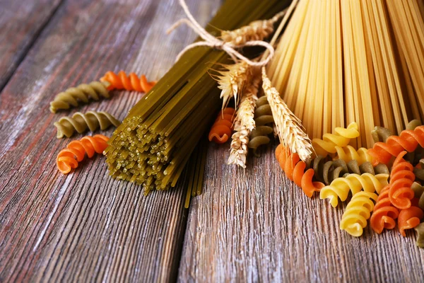 Verschiedene Arten von Pasta auf Holzgrund — Stockfoto