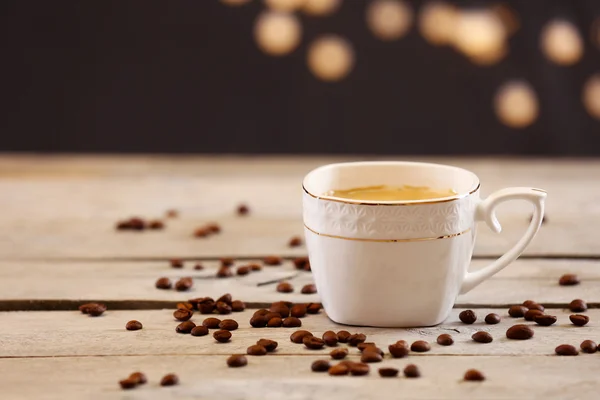 Чашка кофе на столе на коричневом фоне — стоковое фото