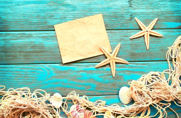 लाकडी पार्श्वभूमीवर समुद्र तारे आणि शेलसह कार्ड रिक्त — स्टॉक फोटो, इमेज