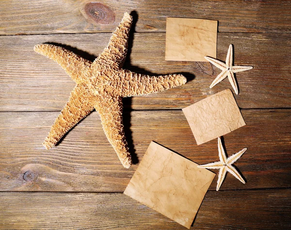 Card blanks with sea stars on wooden background — Stock Photo, Image