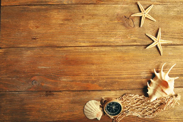 Estrellas del mar y conchas sobre fondo de madera — Foto de Stock