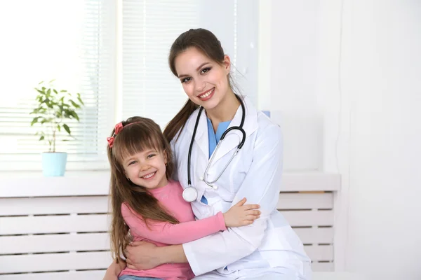 Kislány és fiatal orvos a kórházban — Stock Fotó
