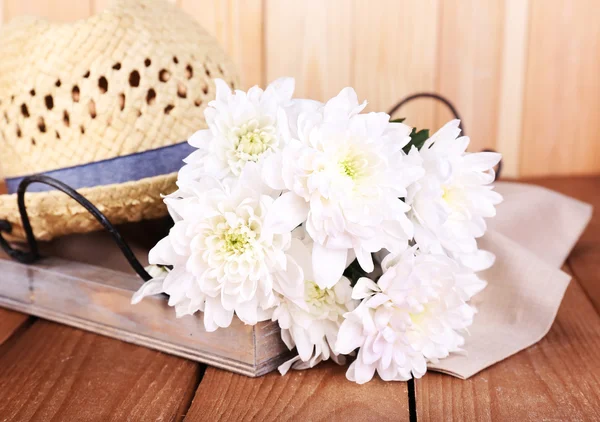 Sombrero con flores sobre fondo de madera —  Fotos de Stock