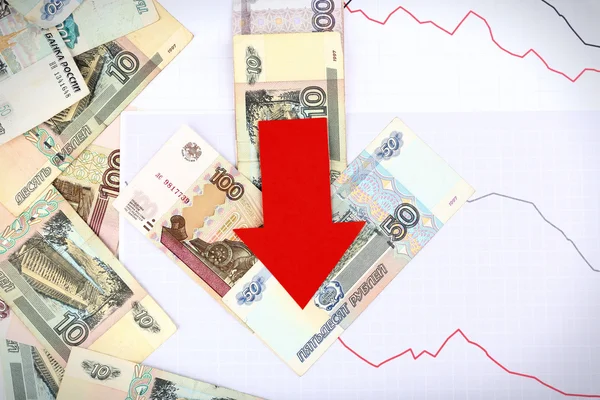 Peníze a červená šipka na graf dokumentu zblízka — Stock fotografie