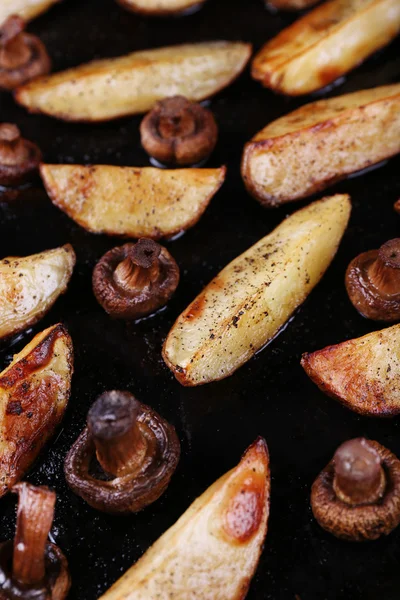 Bakad potatis med svamp och kryddor på pan på nära håll — Stockfoto
