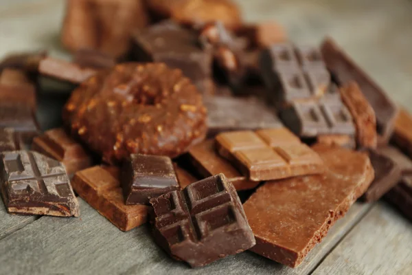 Uppsättning av choklad på träbord, närbild — Stockfoto