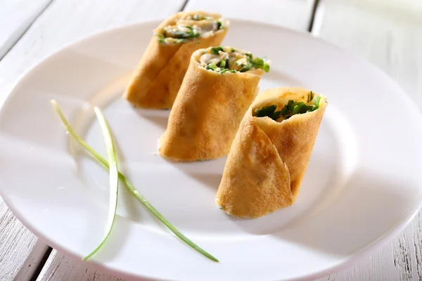 Krep krema, peynir ve ahşap masa, tatlı tabağına yeşillikleri ile — Stok fotoğraf