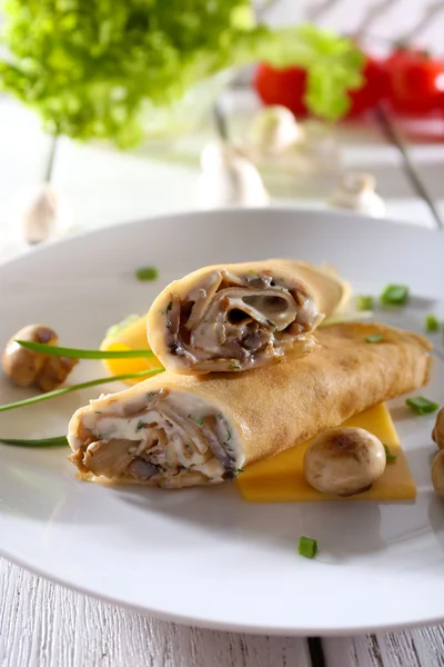 Frittelle con panna e funghi sul tavolo di legno, primo piano — Foto Stock