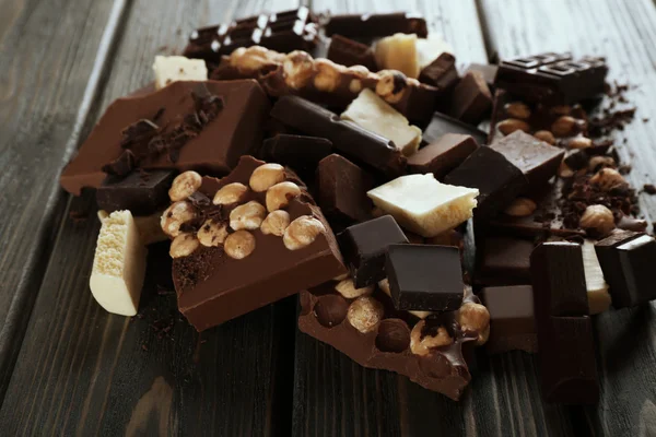 Set van chocolade met hazelnoot op houten tafel, close-up — Stockfoto