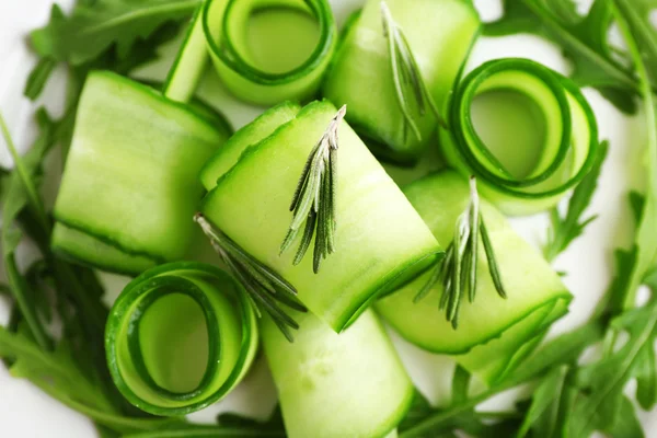 Plaat van groene salade met komkommer, rucola en rozemarijn, close-up — Stockfoto
