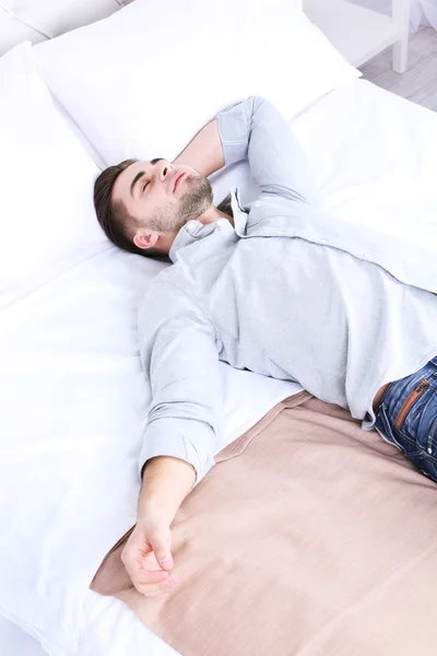 Homme fatigué se reposant sur le lit — Photo