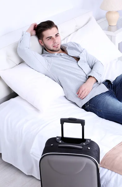 Hombre cansado descansando en la cama — Foto de Stock