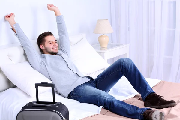 Hombre cansado descansando en la cama — Foto de Stock