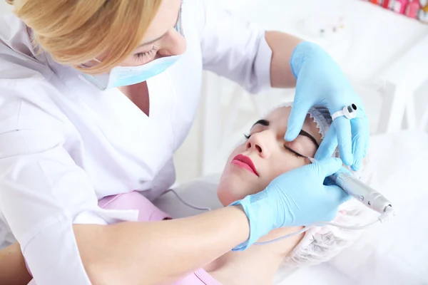 Cosmetologist εφαρμογή μόνιμη μακιγιάζ στα μάτια, γκρο πλαν — Φωτογραφία Αρχείου