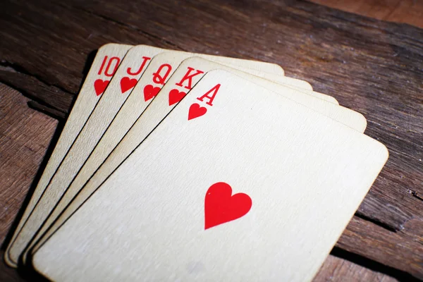 Gra w karty na drewnianym stole — Zdjęcie stockowe