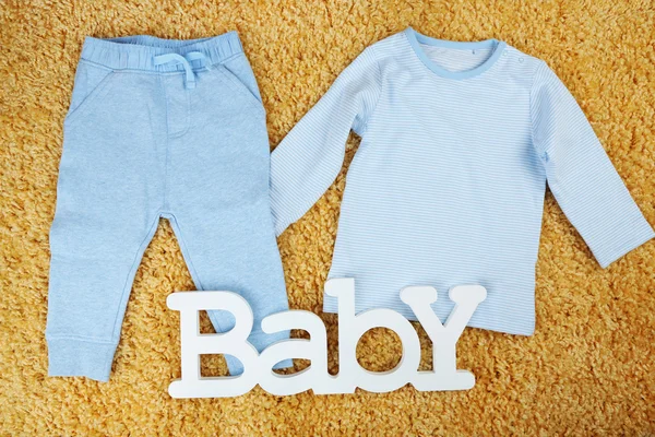 Kläder för baby boy på färgstarka bakgrund — Stockfoto
