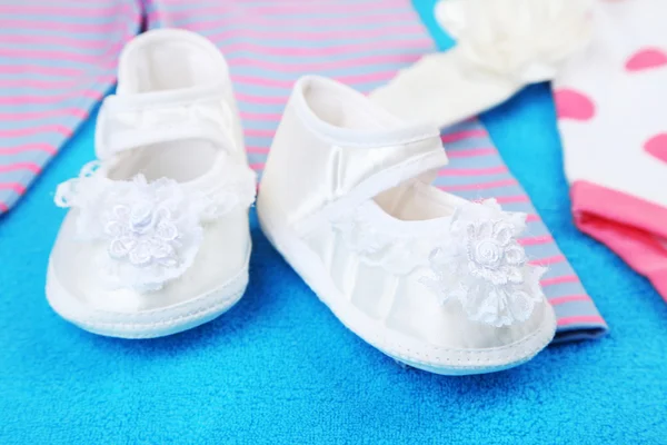 Kläder för baby flicka på färgstarka bakgrund — Stockfoto