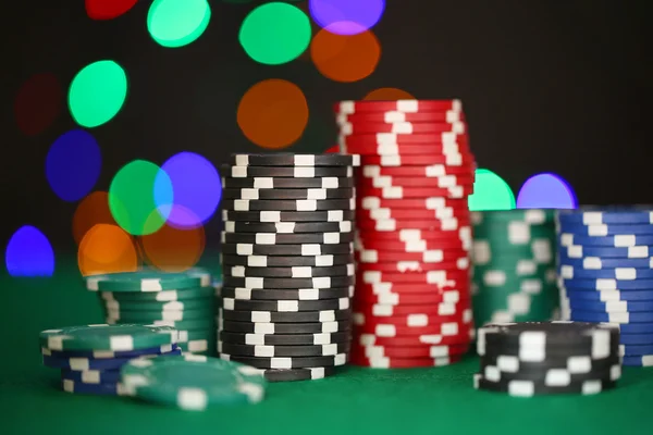 Chips voor poker op glanzende achtergrond — Stockfoto