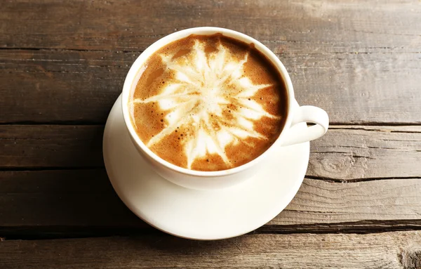 Kopje koffie latte kunst op houten achtergrond — Stockfoto