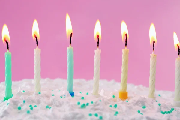 Torta di compleanno con candele — Foto Stock