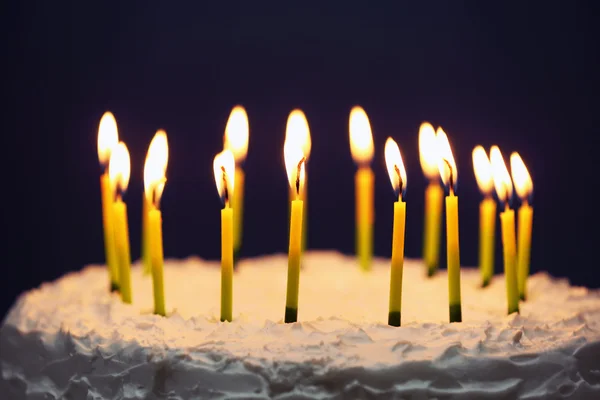 Pastel de cumpleaños con velas —  Fotos de Stock