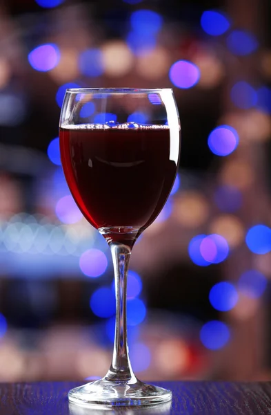 Glas Rotwein auf Barhintergrund — Stockfoto