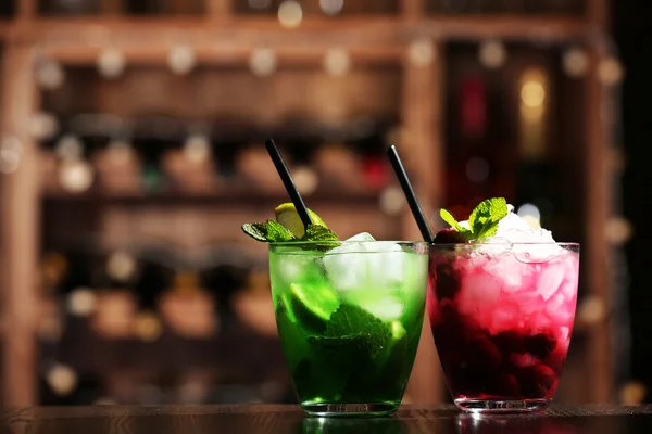 Glazen cocktails op bar achtergrond — Stockfoto