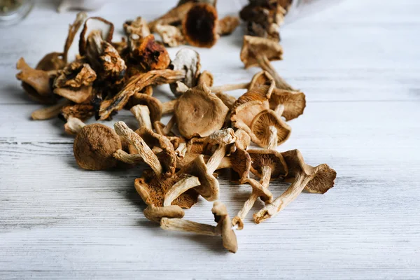 Сушені гриби на дерев'яному фоні — стокове фото