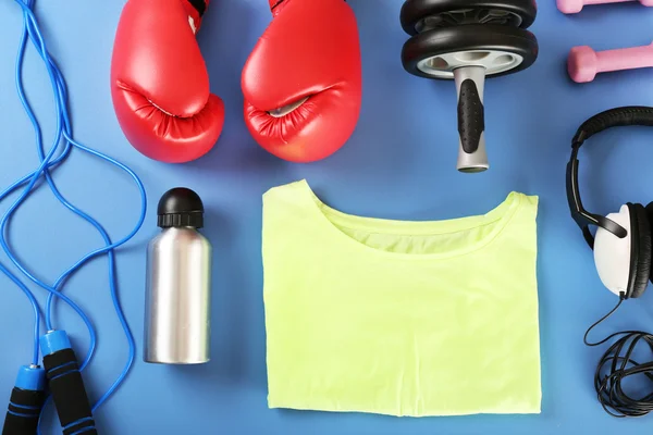 스포츠 장비 및 색상 테이블, 최고 보기에 t-셔츠 — 스톡 사진