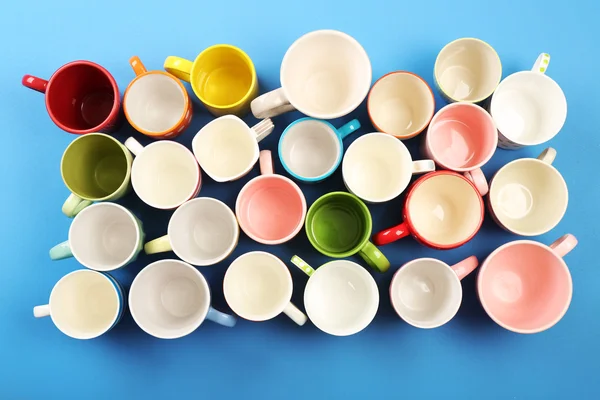Groep voor kleurrijke cups op kleurentabel, bovenaanzicht — Stockfoto
