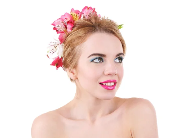 Retrato de mujer joven con flores en pelo aislado sobre blanco — Foto de Stock