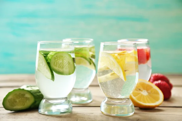 Gläser verschiedener hausgemachter Frische gesundes vitaminangereichertes Wasser auf Holztisch — Stockfoto