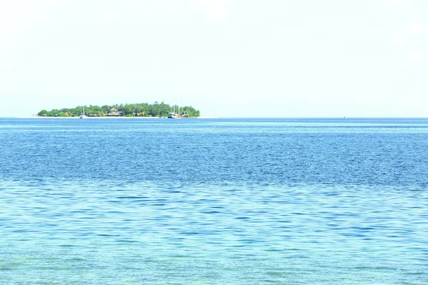 Visa vackra blå havet vatten i resort — Stockfoto