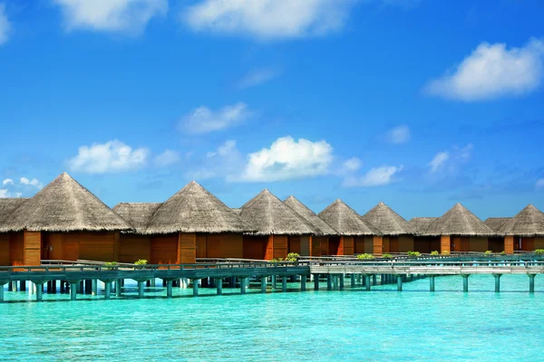 Villas de agua sobre océano azul en baros Maldivas — Foto de Stock